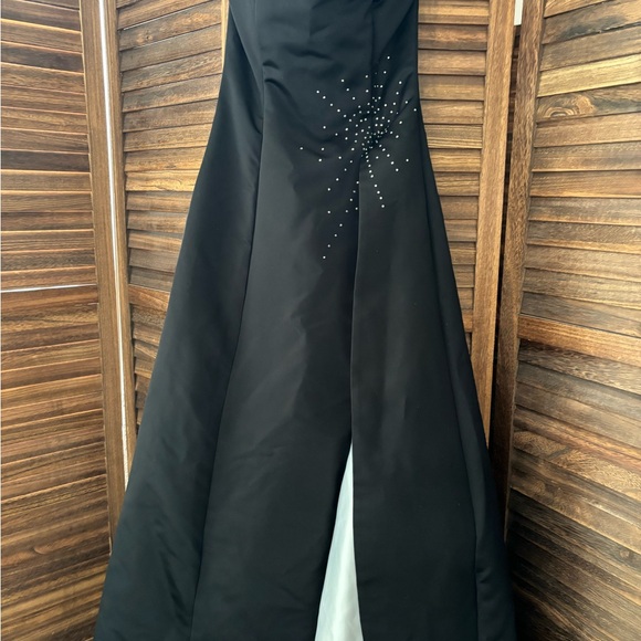 Elegant Black Gown with Rhinestone Detail - Picture 1 of 2